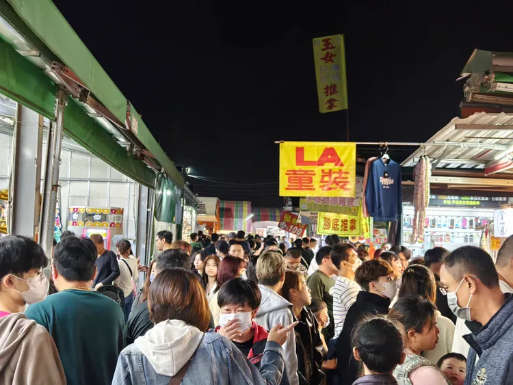 高市府搭配演唱會檔期推出「2024商圈夜市優惠券」，商圈夜市湧入源源不斷人潮。經發局提供