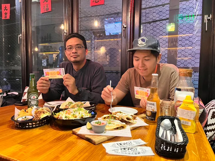 高市府搭配演唱會檔期推出「2024商圈夜市優惠券」，商圈夜市湧入源源不斷人潮。經發局提供