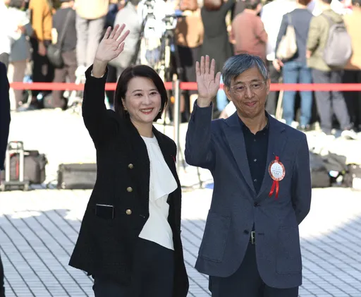 王鴻薇「愛我愛得要死」老公陪走紅毯! 他率性比這手勢被虧「中指俠」