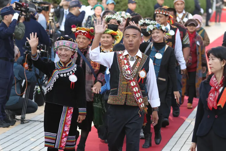 黃仁今帶著妻子和岳母報到。彭欣偉攝