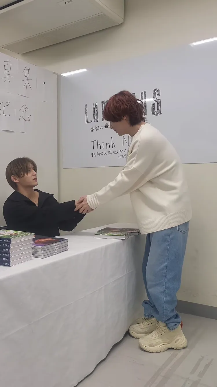 伊野尾慧（右）變成粉絲，給山田涼介簽寫真集。翻攝伊野尾慧IG