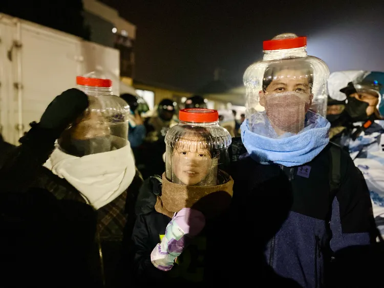 遊客改裝防護裝備，造型奇特。王志弘攝