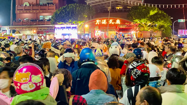 鹽水武廟前人潮擁擠，水洩不通。王志弘攝