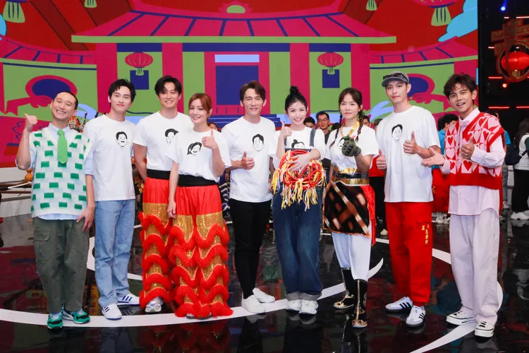 浩子（左起）、范少勳、徐新洋、莎莎、温昇豪、李千娜、劉香慈、曹佑寧、阿翔等齊聚棚內，各秀所學，熱鬧非凡。民視提供