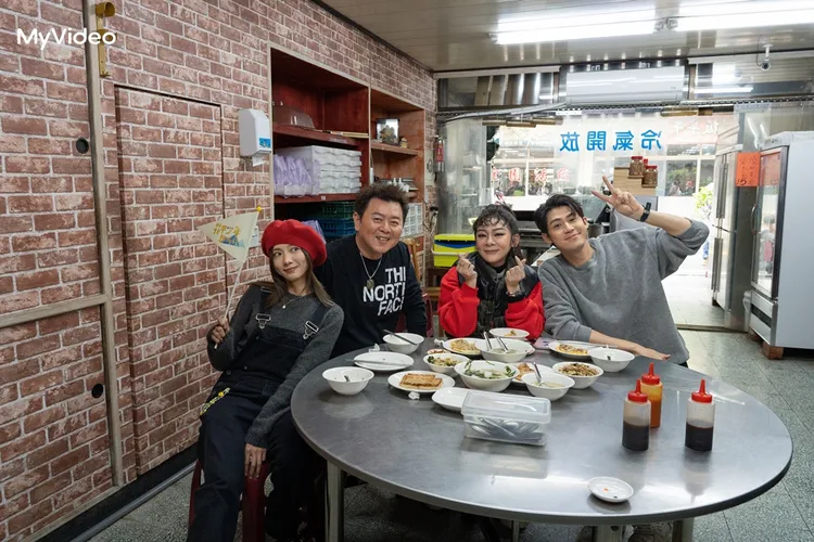 蔡黃汝（左起）、庹宗康、王彩樺及李玉璽在桃園大啖美食。MyVideo提供