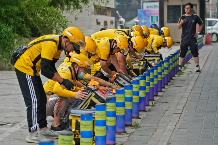 中國工作機會減少，連外送員都競爭激烈。美聯社
