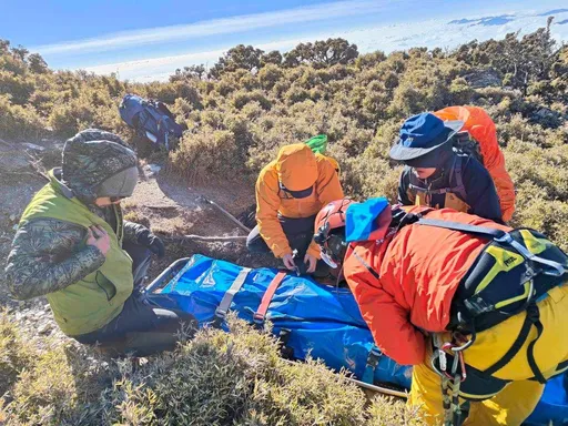 52歲男初一攻嘉明湖昏迷身亡　搜救員零下2˚C救援！水袋還結冰