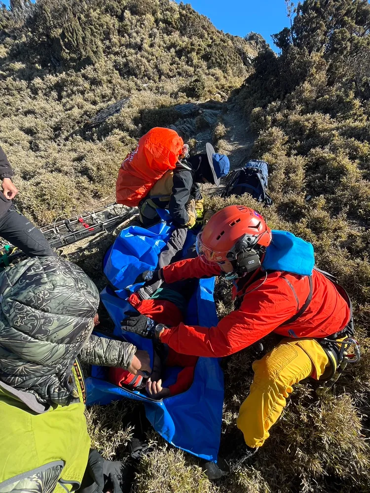 搜救人員上午接觸患者。翻攝畫面