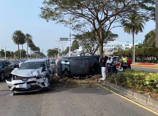 高雄19歲男駕車自撞分隔島側翻　波及對向轎車釀3傷
