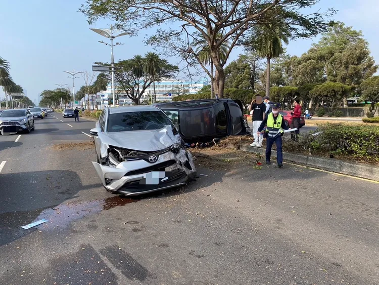 事故發生在小港區中山四路。民眾提供