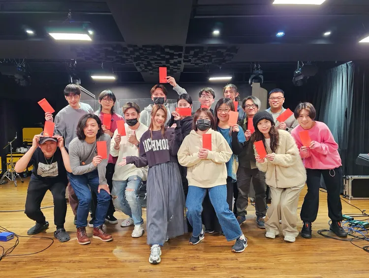 郭靜演唱會彩排撒紅包。寬宏藝術提供