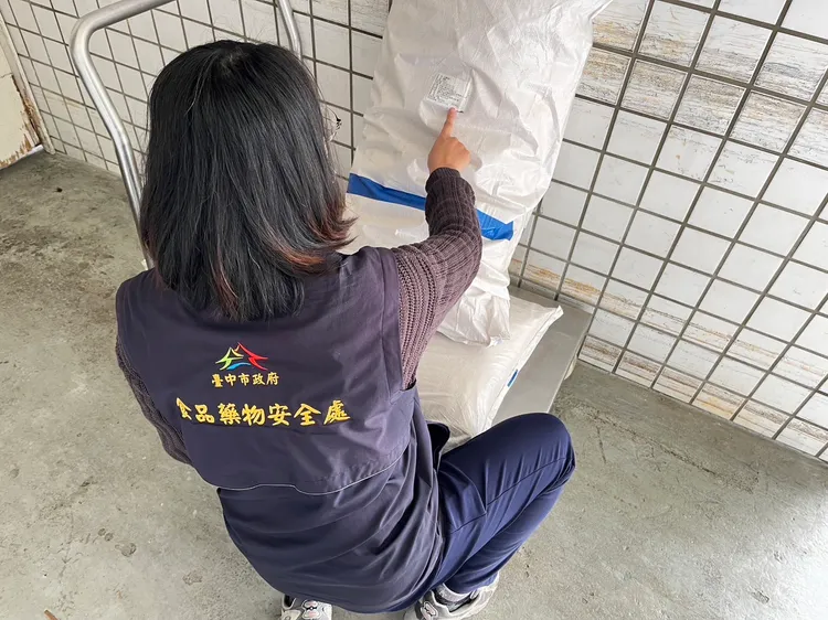 稽查人員前往稽查問題辣椒粉，確認產品批號資料。市府提供