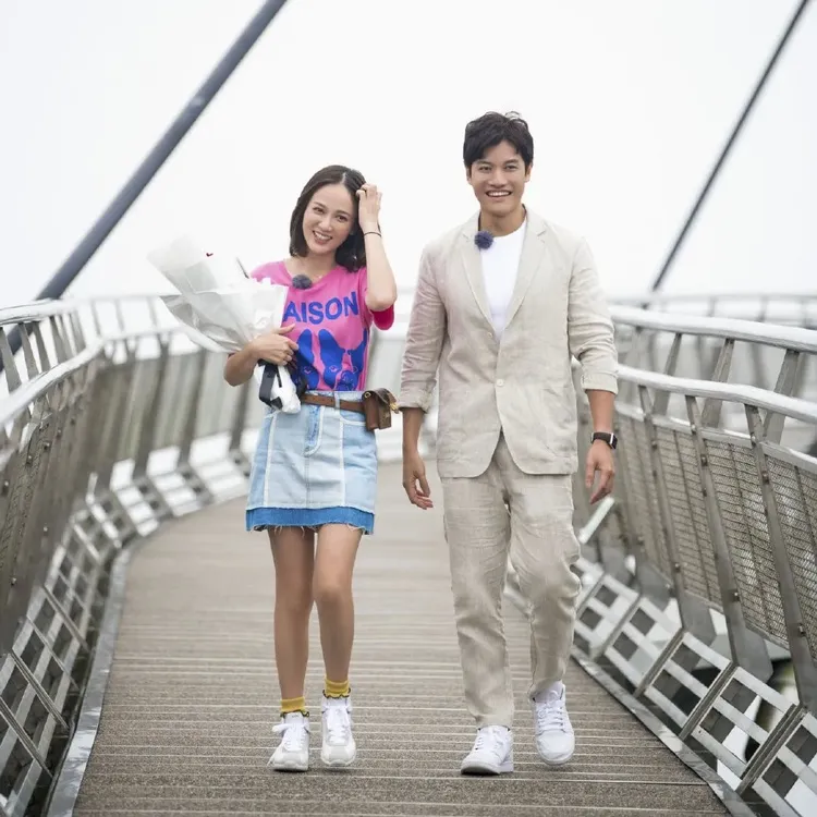 陳喬恩（左）和Alan因實境節目《女兒們的戀愛》結緣，當時在馬來西亞景點天空之橋接受Alan告白。翻攝馬來西亞旅遊局微博