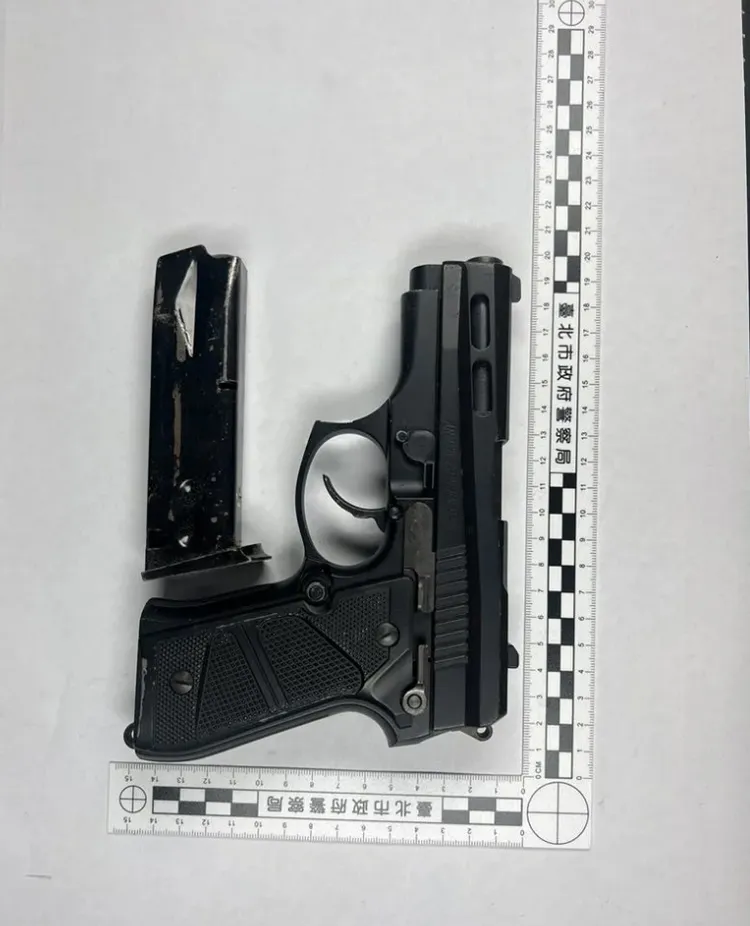 警方現場查獲8顆彈殼，並查扣一把改造手槍。翻攝畫面
