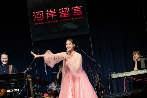 玉女歌手出道35年美成這樣 首開個唱淚崩尪低調現身捧場