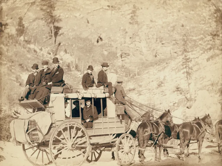 部分馬車使用者堅稱，靠著增加馬匹數量、擴大車廂載客量，馬車已經「夠好、夠用了」，不需要汽車。翻攝wiki/carriage