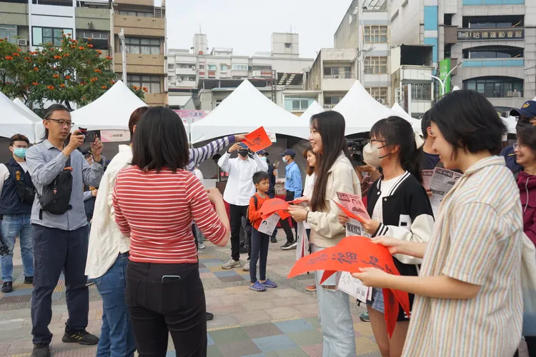 人權團體發放「信福和順」春聯，希望大家不要遺忘王信福與邱和順兩件死刑冤案。台權會提供