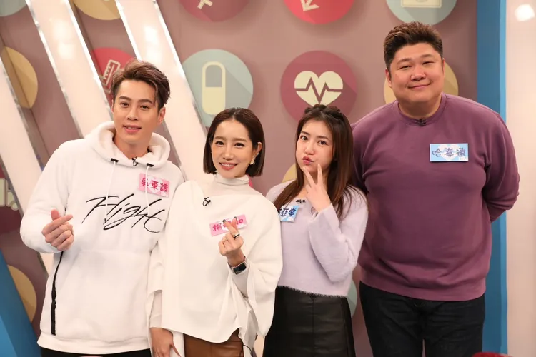 哈孝遠（右起）、郭亞棠、楊皓如及吳東諺等進行競賽、搶答。民視提供