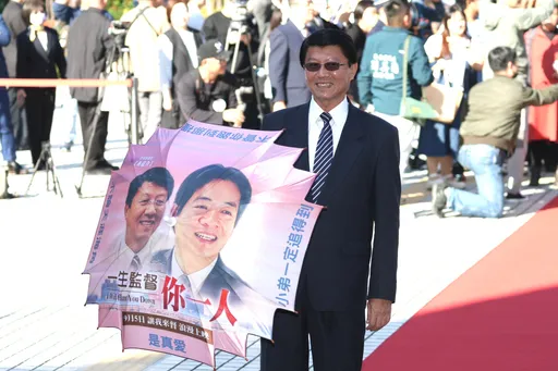 是真爱!谢龙介带这把伞立院报到 曝对赖清德6年「情意」:后面还有很多年