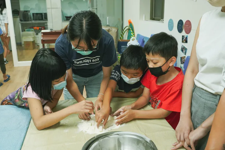 「微光盒子」透過長期的遊戲陪伴、家庭關懷、營養共餐、就業培力與在地串連等行動，藉由陪伴孩子們成長，啟發孩子們找到屬於自己的光芒。業者提供
