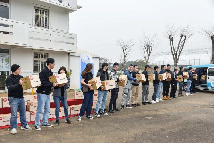 Kia總代理台灣森那美起亞提供愛心禮盒，捐贈給社團法人台灣全民食物銀行協會及社團法人台灣國際約瑟糧倉慈善協會。業者提供