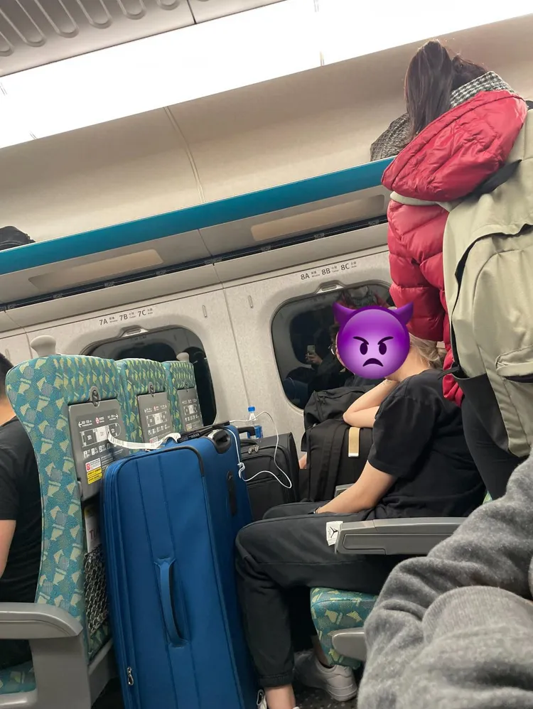 高鐵自由座有旅客用行李佔位，讓旁人看了相當氣憤。翻攝自臉書「爆料公社」