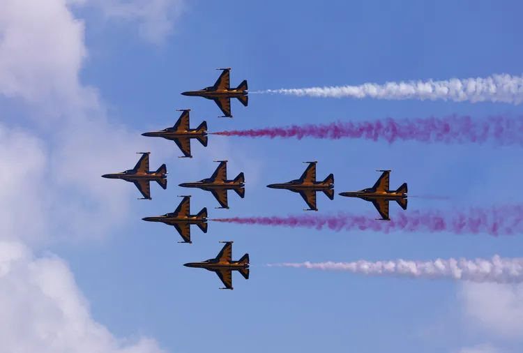 南韓空軍黑鷹（Black Eagles）特技飛行表演隊在新加坡航空展表演。路透社