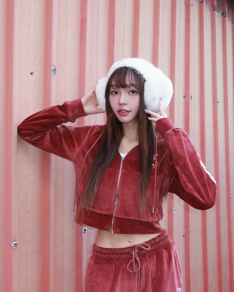 「啦啦隊女神」林襄穿著酒紅色運動外套和長褲，露出性感小蠻腰。翻攝《95_mizuki》的IG