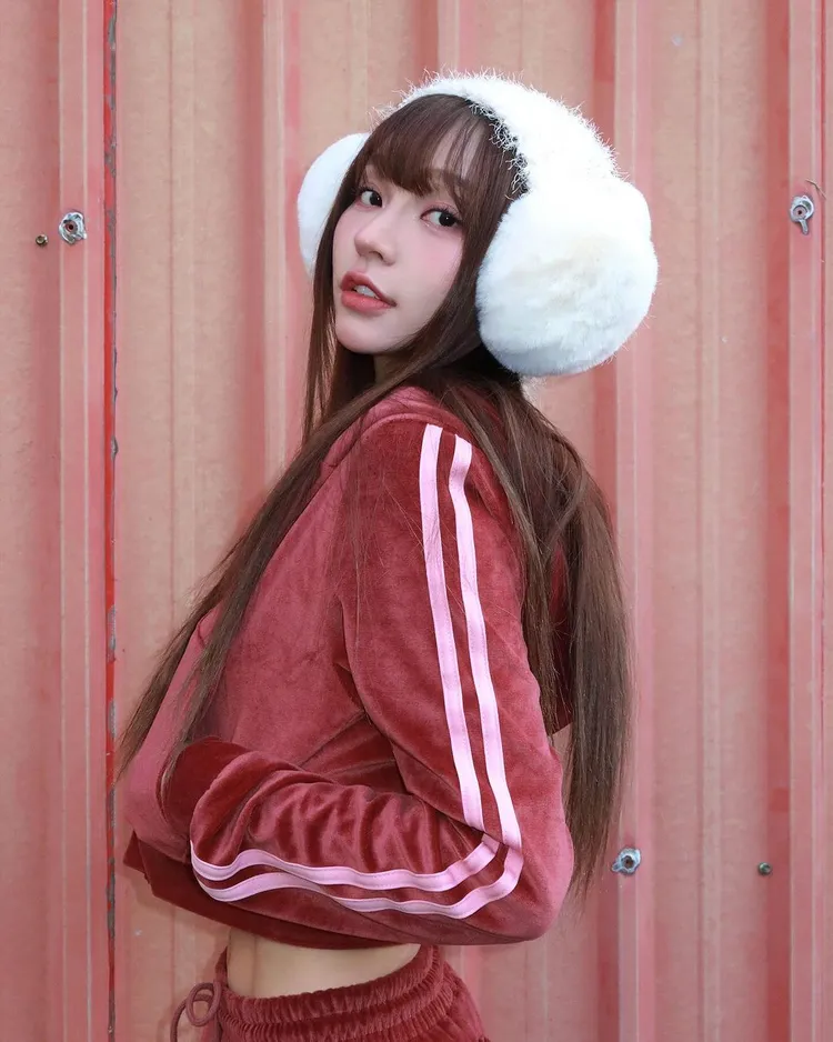 「啦啦隊女神」林襄穿著酒紅色運動外套和長褲，露出性感小蠻腰。翻攝《95_mizuki》的IG