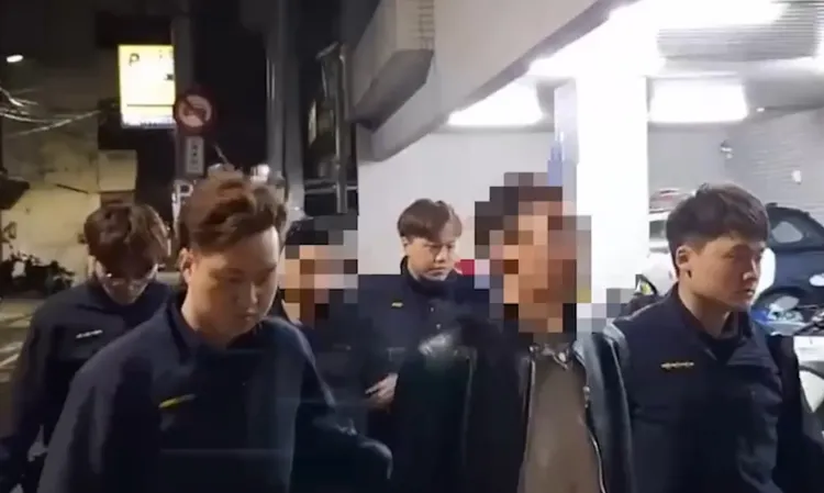 李男夥同朋友兩人當街痛毆債務人，車上還被搜出毒品，一案兩罪被移送法辦。翻攝畫面