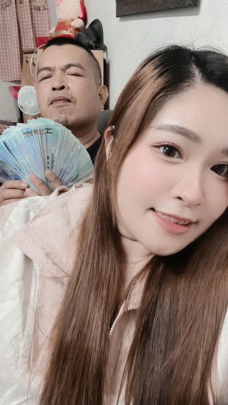 「米香哥」秀出女兒包給他的整疊紅包大鈔，但是女兒的高顏值讓網友整個歪樓了。翻攝自「米香哥」臉書