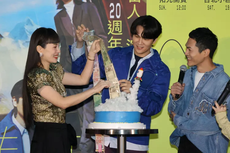 魏如萱(左)送上鈔票蛋糕。莊宗達攝