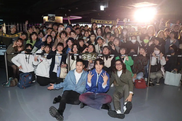 宇宙人與歌迷開心合照。莊宗達攝