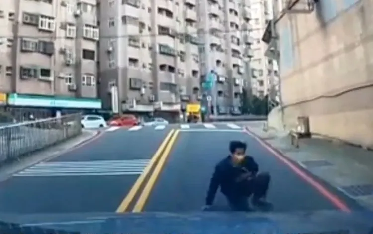 男子撫著胸口自地上爬起。翻攝社會事新聞影音