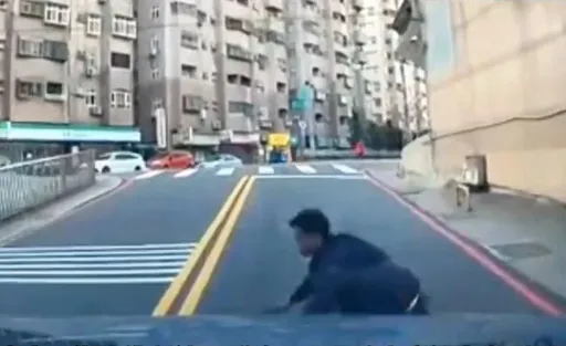 碰瓷！男竄入車道疑製造假車禍　楊梅警追查身分中