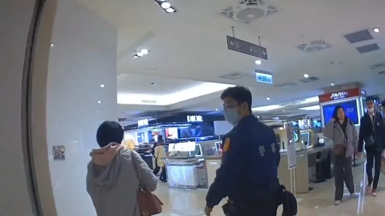 警方從百貨公司帶回少女。桃園警分局提供
