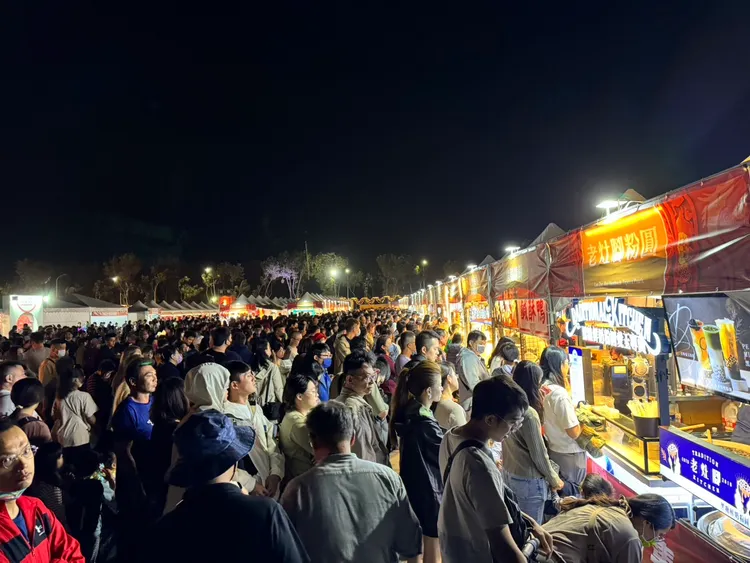 台灣燈會美食市集人潮洶湧。經發局提供