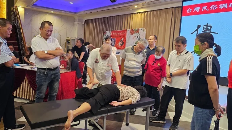 整復師讓民眾認識民俗調理技藝，現場體驗調理舒緩放鬆的五行經絡養生保健。翻攝畫面