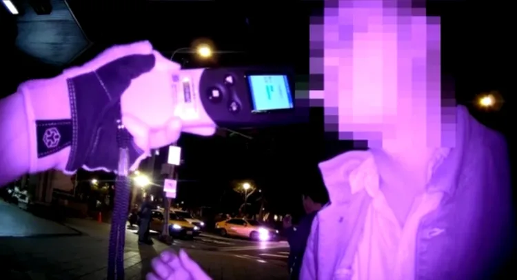 劉男騎車違規被攔查酒測。翻攝畫面