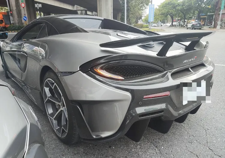 麥拉倫左後車身有明顯撞痕。民眾提供