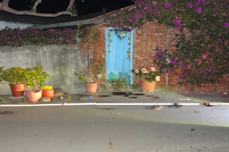 現場留有一大灘血漬。讀者提供