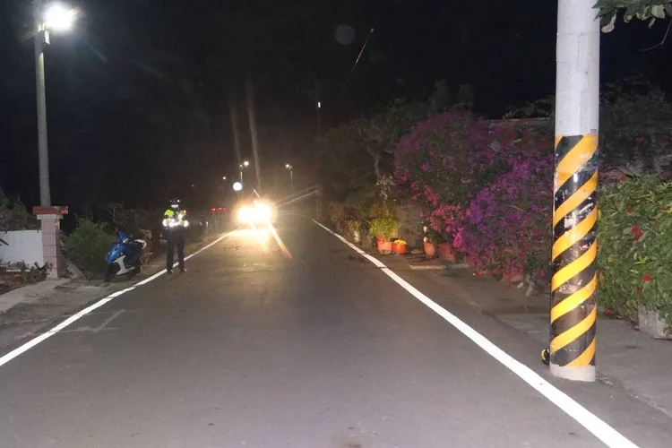 機車不慎擦撞電桿後自摔。警方提供