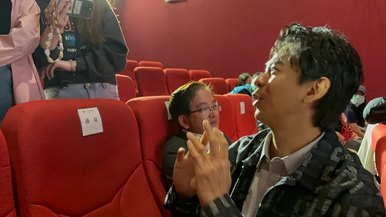 孫綻面對媒體追捕有點不知所措，直求饒：「我會被討厭！」趙大智攝