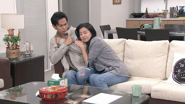 孫綻（左）被米可白上下其手。台視提供