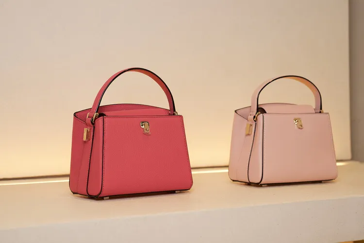 Valextra Brera粉色包款。品牌提供