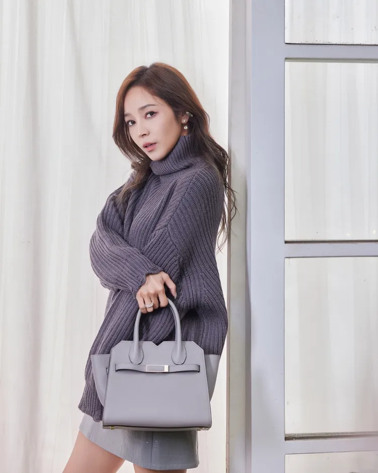 侯佩岑演繹Valextra春夏水泥灰色調Milano包款。品牌提供