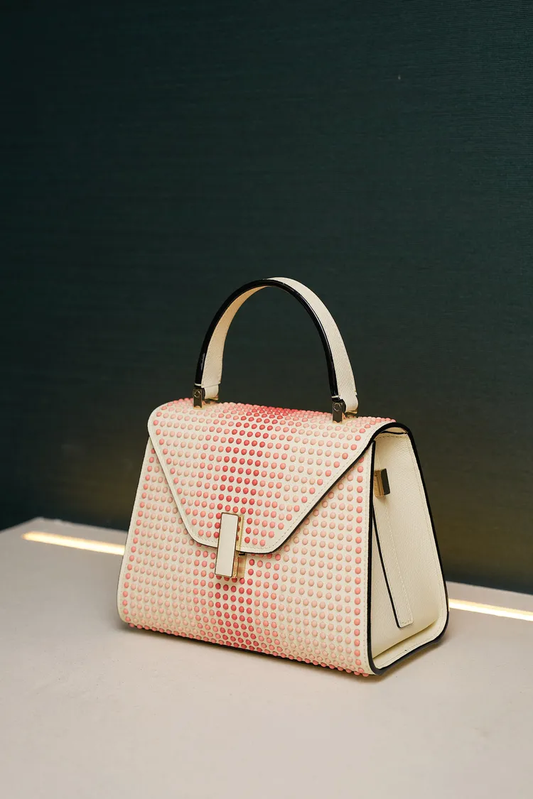 Valextra Iside包款擁有浪漫粉色調與立體漸層設計。品牌提供