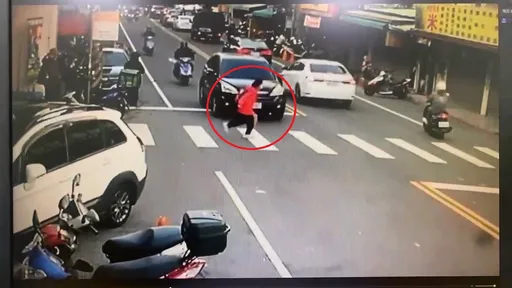 又見學童過馬路被撞!這次在台中 導護志工就站對面
