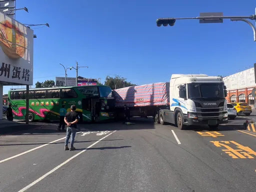 畢旅驚魂!遊覽車下交流道擦撞大貨車 南投旭光高中35名師生驚驚