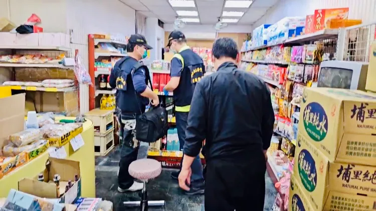 台南某雜貨店傳出殺人未遂，警方前往採證調查。讀者提供
